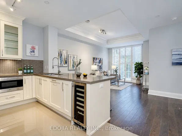 9 Stollery Pond Cres #102, Markham, ON L6C 0Y1