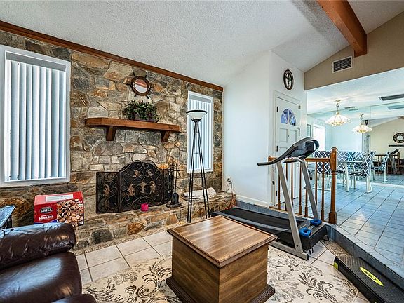 3rd image of 85 Country Club Ln