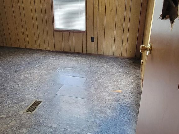 There is new doors to both bedrooms