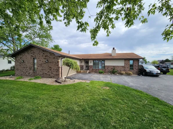 817 E 1st St, Gibson City, IL 60936