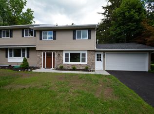 35 Old Barn Cir, Penfield, NY 14526