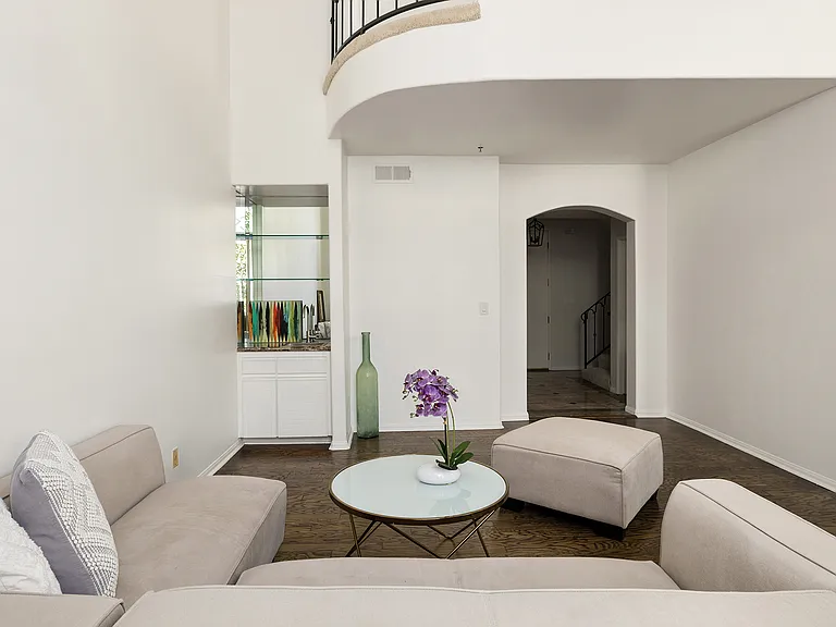 930 N Doheny Dr #415 — Photo 8