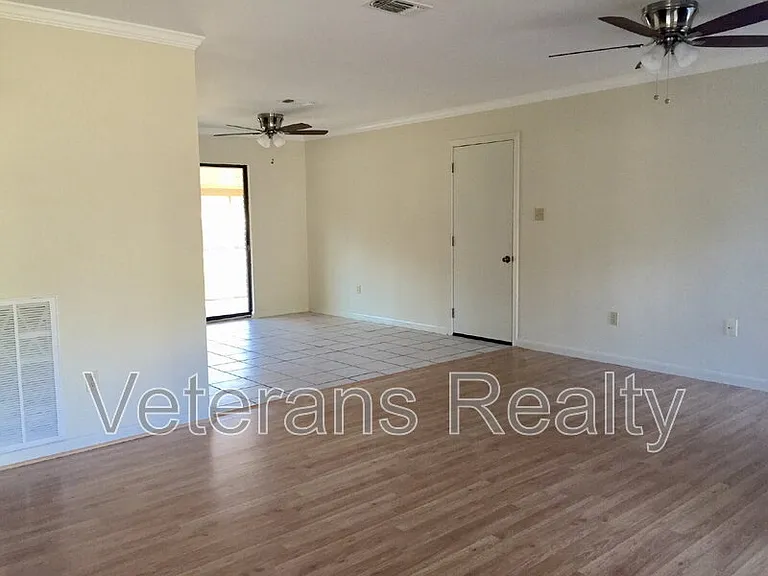867 Vee St — Photo 2