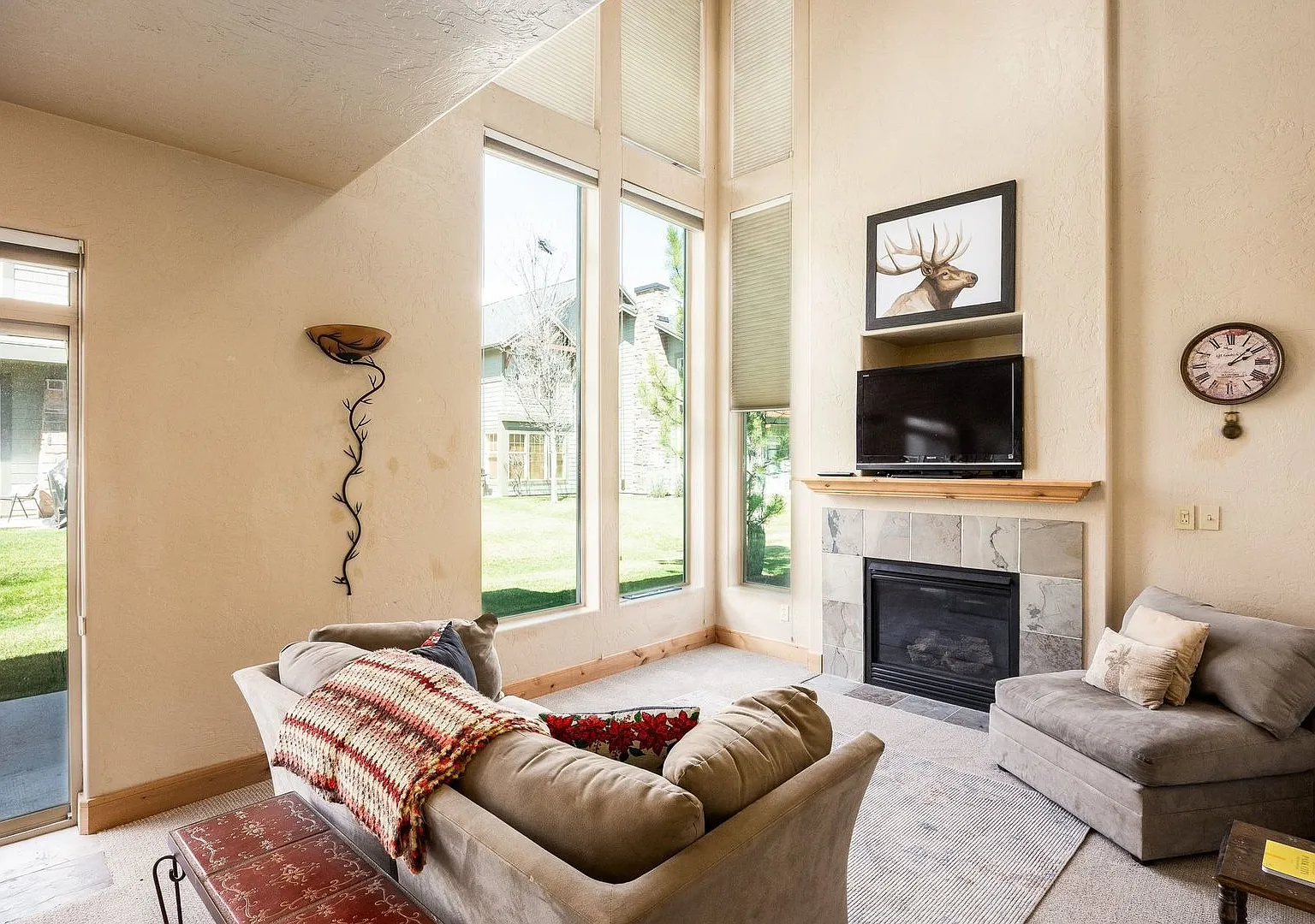 Fully Furnished Fox Point Home — Photo 2