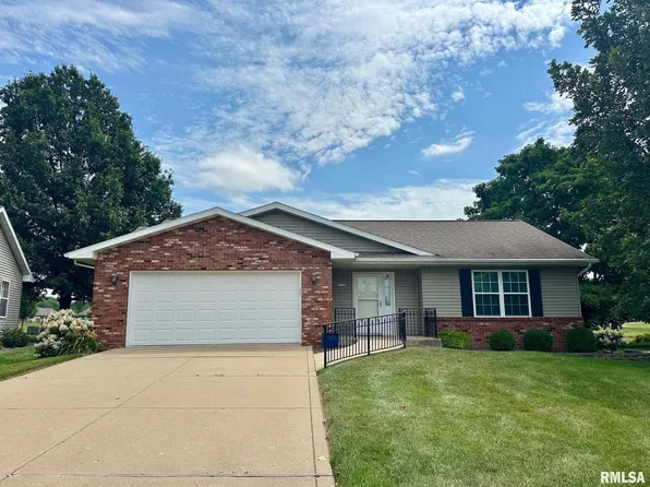 2738 Village Ct, Pekin, IL 61554