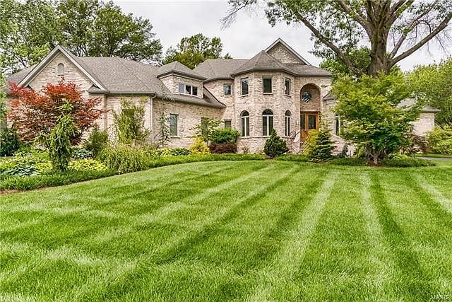 Welcome home to stunning 45 Lynnbrook!