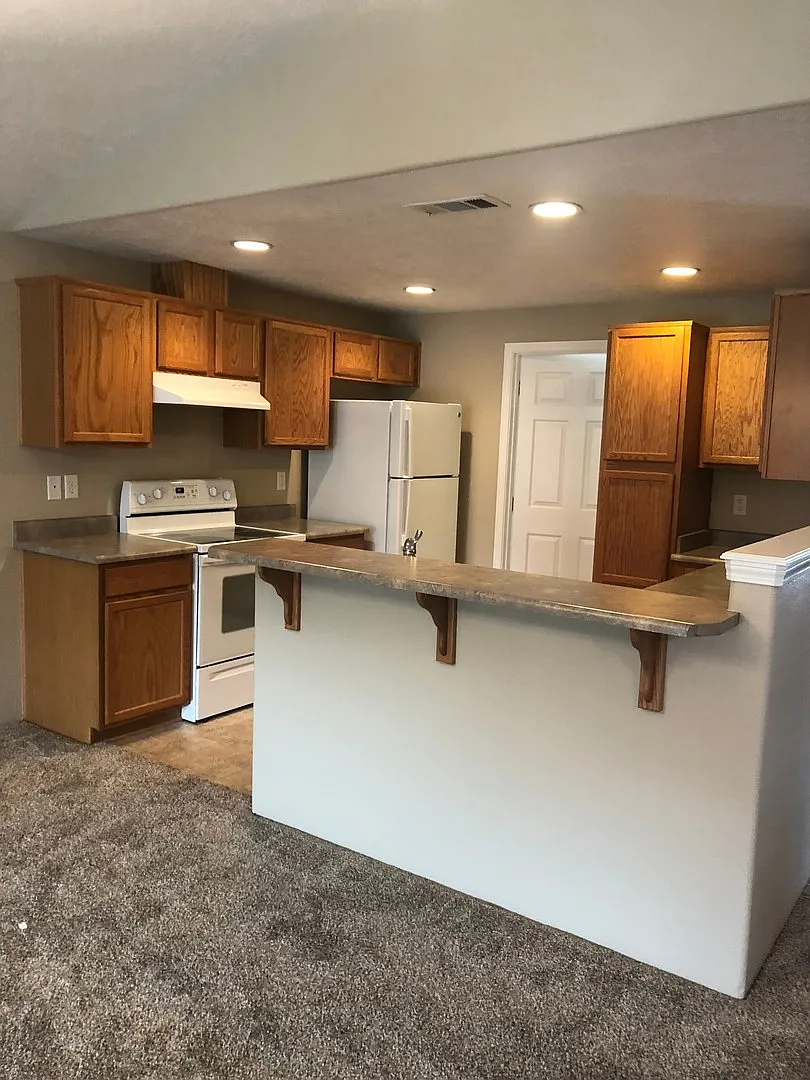 R1210 SW Sun Glo Drive — Photo 3