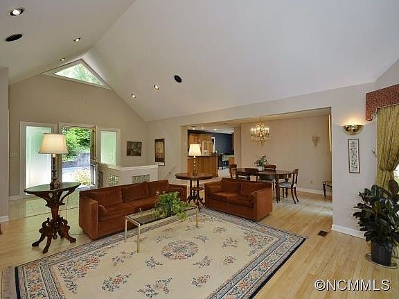 3rd image of 120 Greenleaf Dr