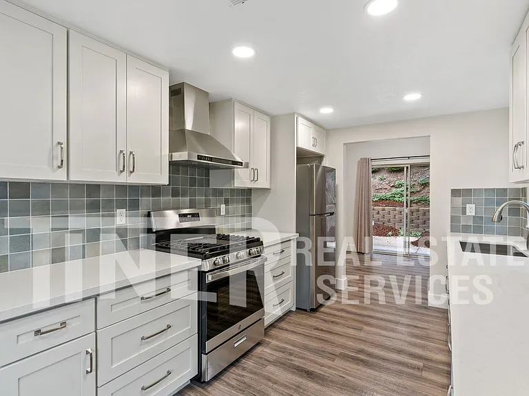 3421 Cobblestone Dr — Photo 9