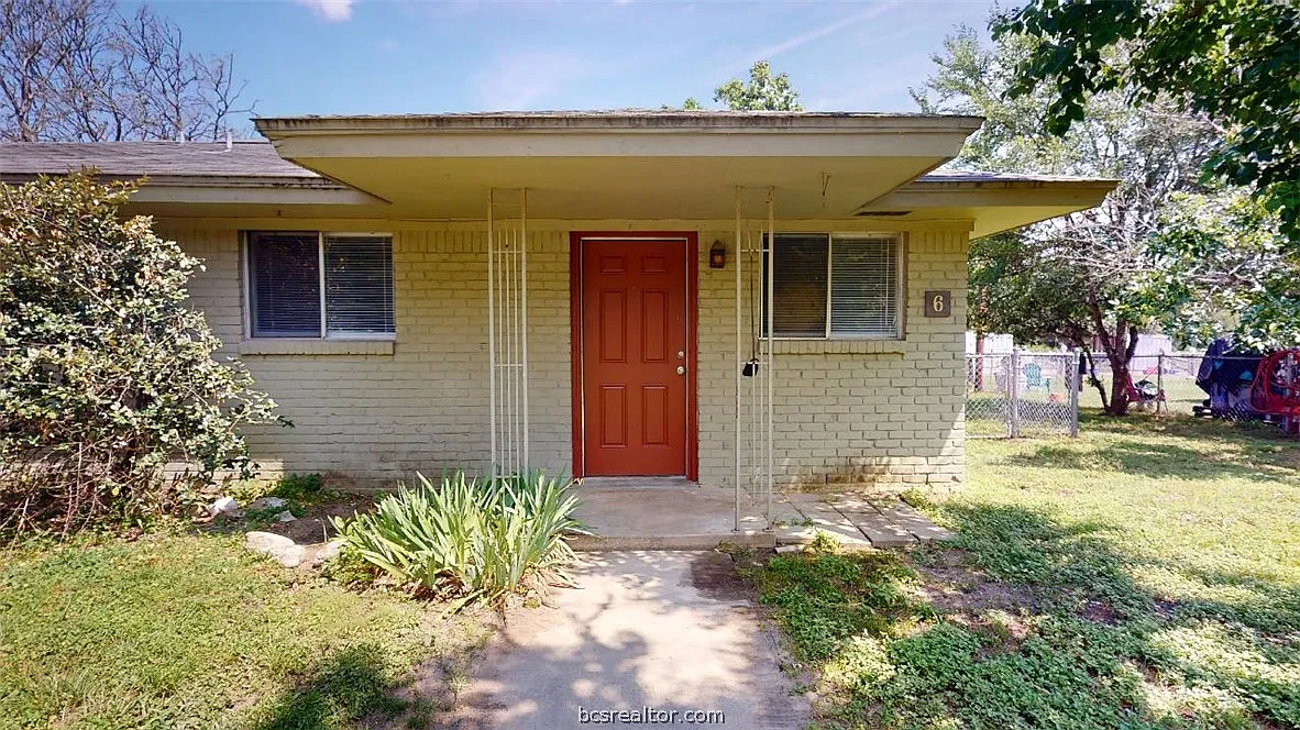 2 bed, 1.0 bath, 744 sqft, $1,000 — Photo 1