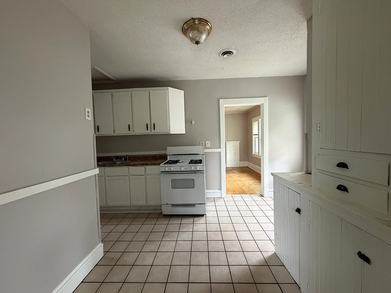 2 bed, 1100 sqft, $1,600 — Photo 3
