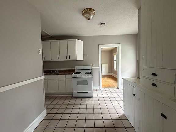3rd image of 1906 Pierce St NE #2