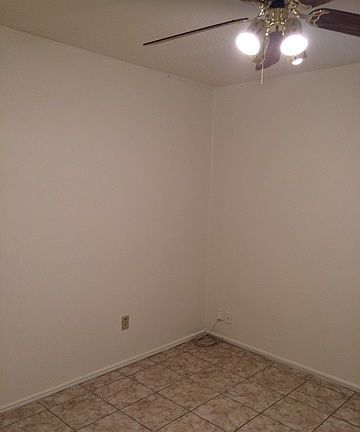 4th image of 323 Oak Valley Dr