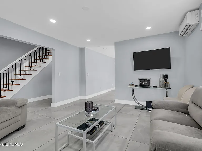 325 Roosevelt Ave — Photo 14