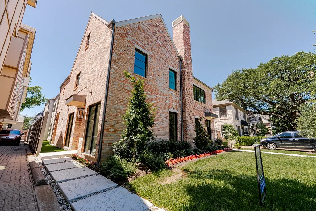 4 bed, 4.5 bath, 4051 sqft, $9,995 — Photo 3