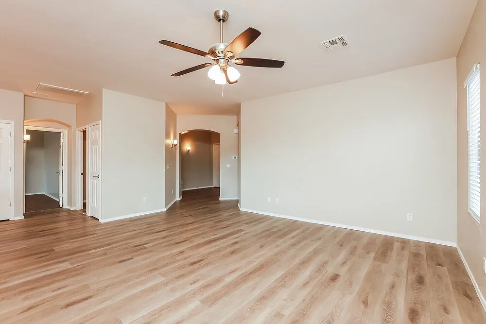 3 bed, 2.0 bath, 1596 sqft, $1,985 — Photo 4