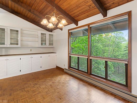 5th image of 587 High Meadow Dr