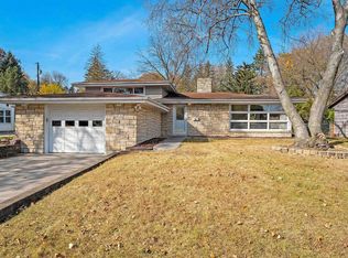 2340 Hawthorne Pl, Green Bay, WI 54301