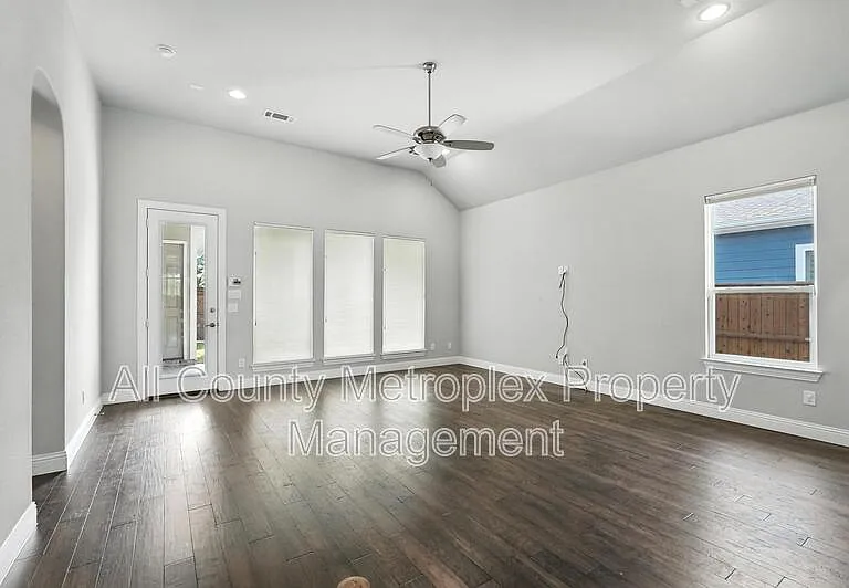 9002 Habersham Dr — Photo 15