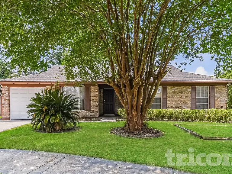 8252 Yolanda Ct — Photo 1