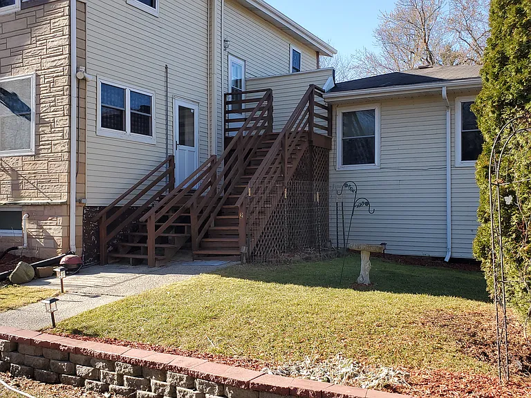 1410 W Wauconda Rd — Photo 1