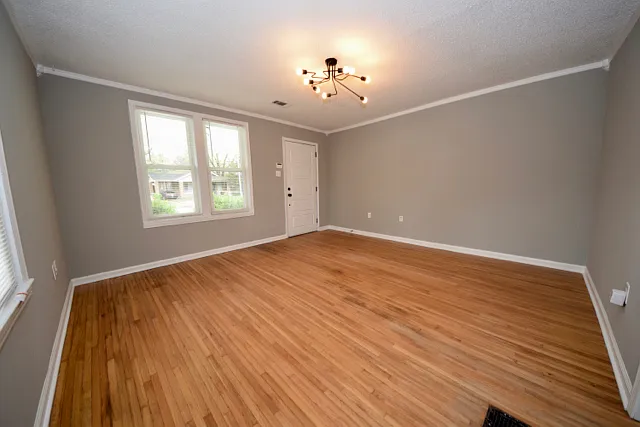 2 Bedroom, 1 Bathroom Near N. McLean and Tutwiler — Photo 3