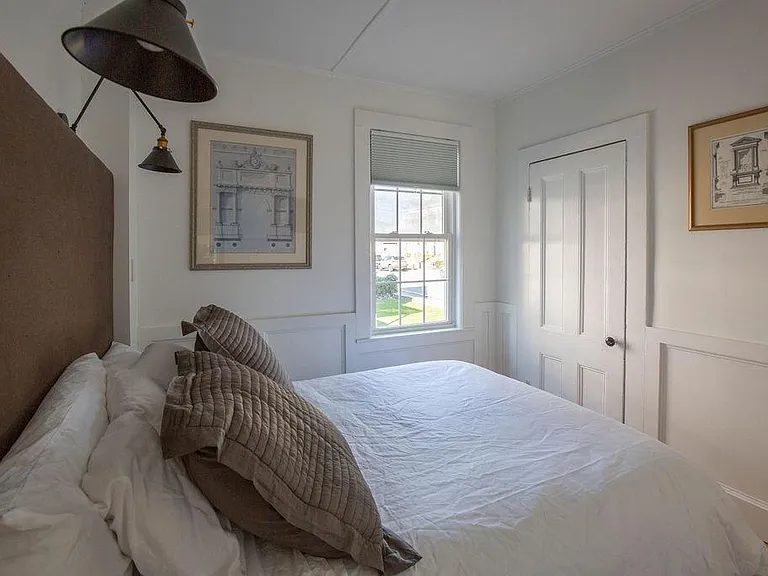 Queen bed, closet, 32" Roku TV, blackout shades