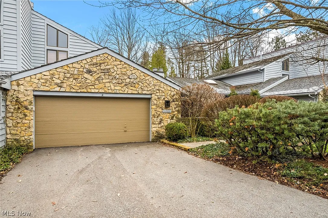 3925 Hickory Nut Trl #V2 photo 1