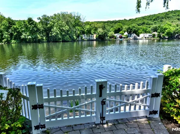 45 Lakeshore Dr, Oakland, NJ 07436