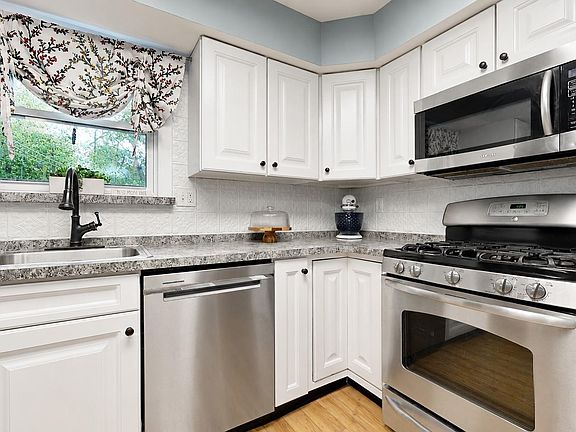 5th image of 555 Holly Brook Rd