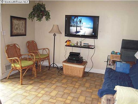 3rd image of 776 Williamsburg Dr