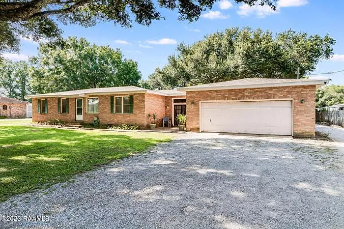 3 bed, 2.5 bath, 1866 sqft, $1,885 — Photo 2