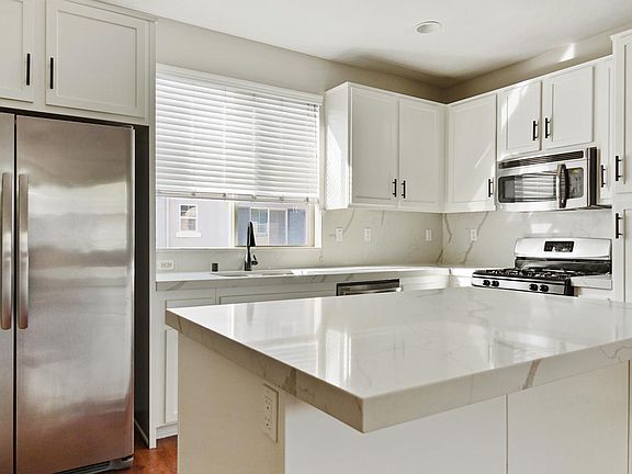 Newly Remodeled Kitchen (2nd floor)