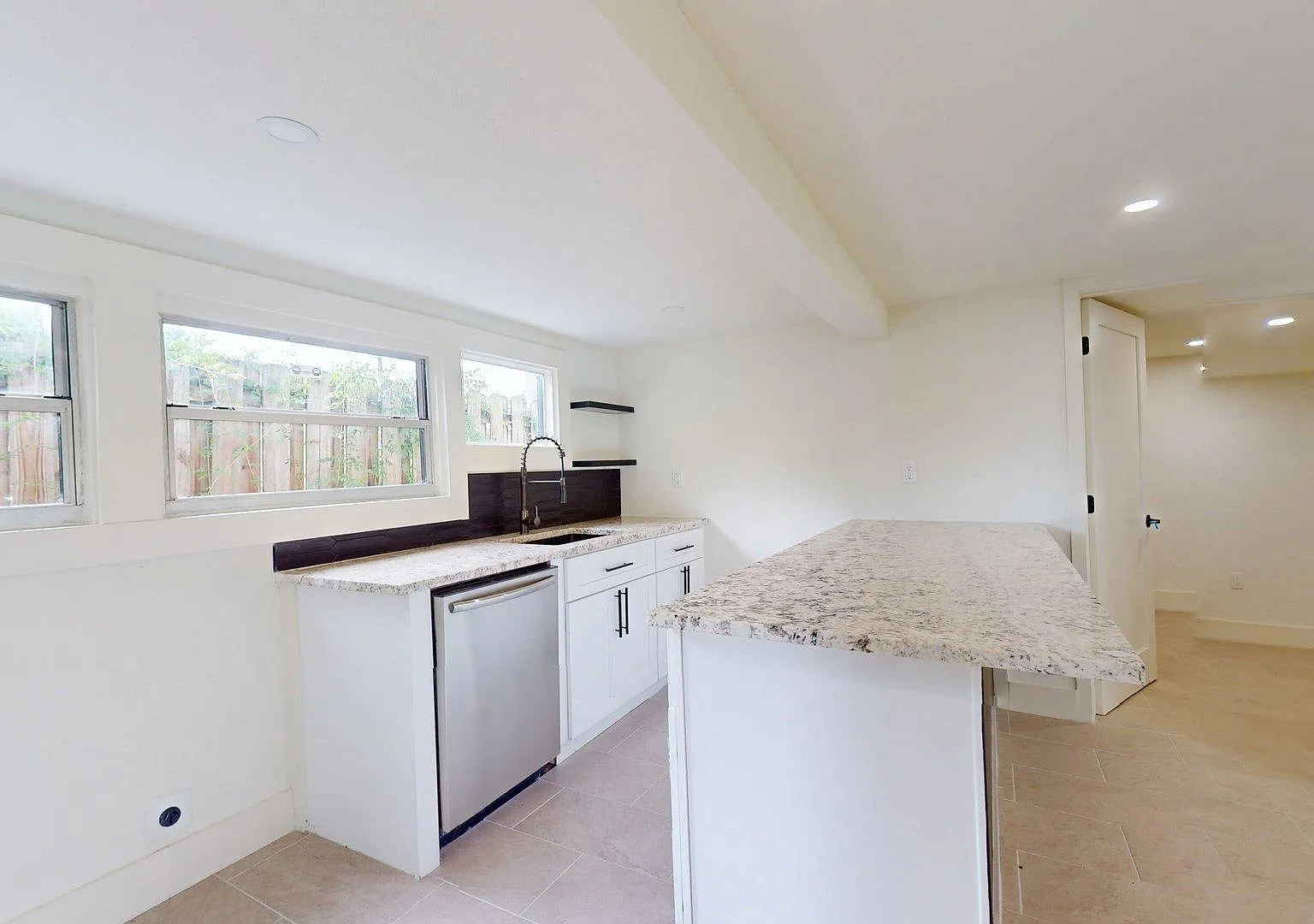 3 bed, 1195 sqft, $2,700 — Photo 4