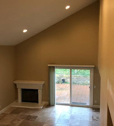 Living-room with high ceilings