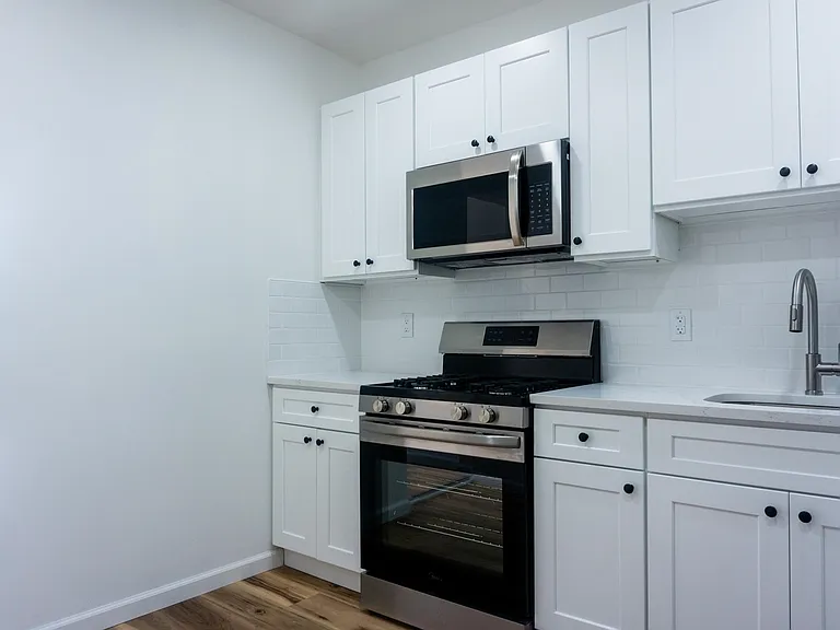 576 Newark Ave #2L — Photo 4