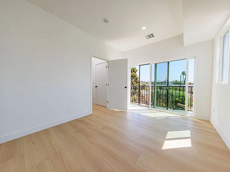 2847 S. Victoria Ave — Photo 16