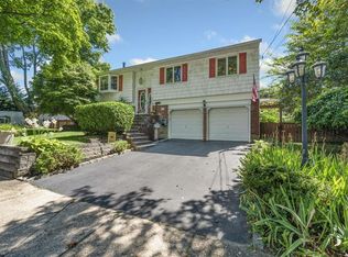 6 Wicks Dr, Commack, NY 11725