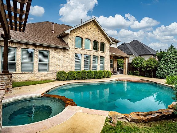 3rd image of 2810 Spring Oaks Dr