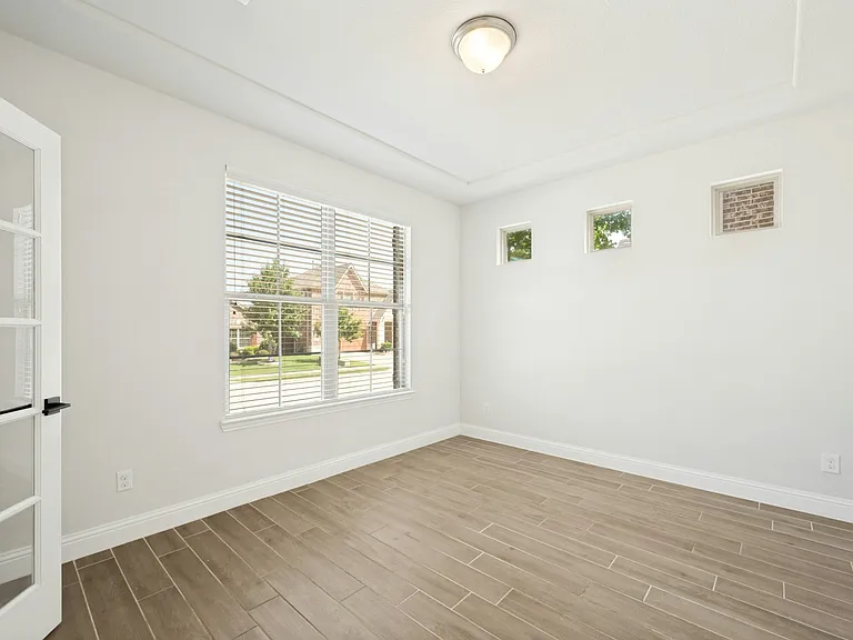 2125 Olivereta Dr — Photo 11