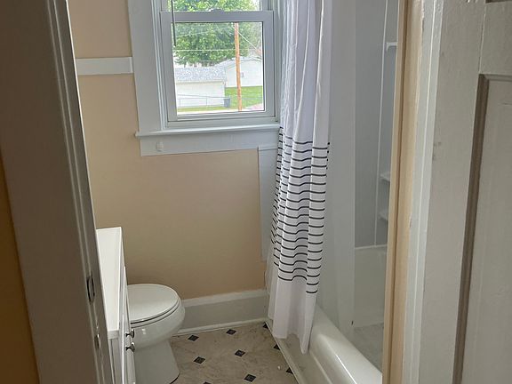 4th image of 1110 S Starr Ave