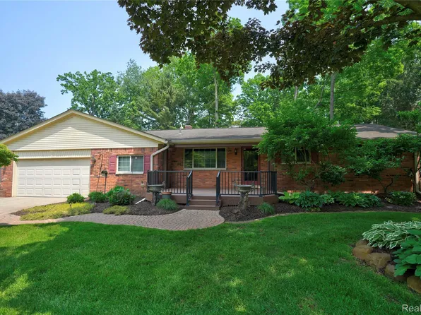 5614 Warbler Dr, Clarkston, MI 48346