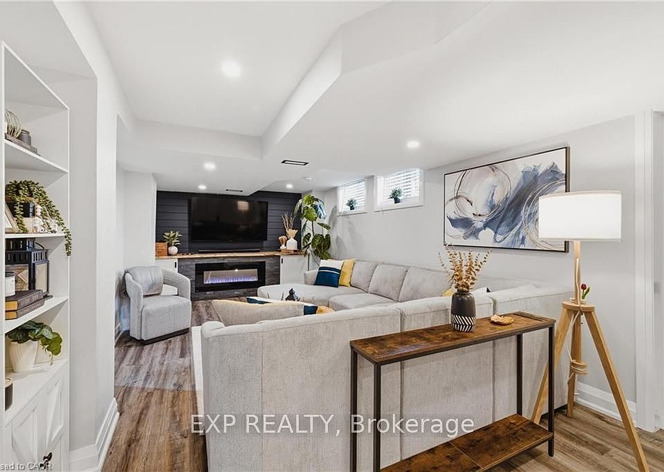 1st image of 120 Elgin Cres
