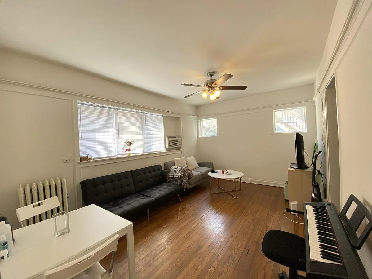 Building Photo - 919 W Cornelia Ave #2B