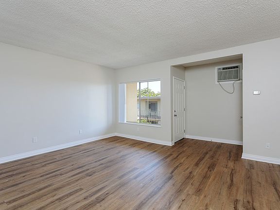 3rd image of 123-125 N Myrtle Ave #125G