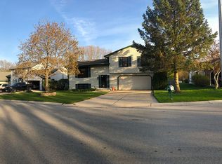 1252 River Park Cir W, Mukwonago, WI 53149