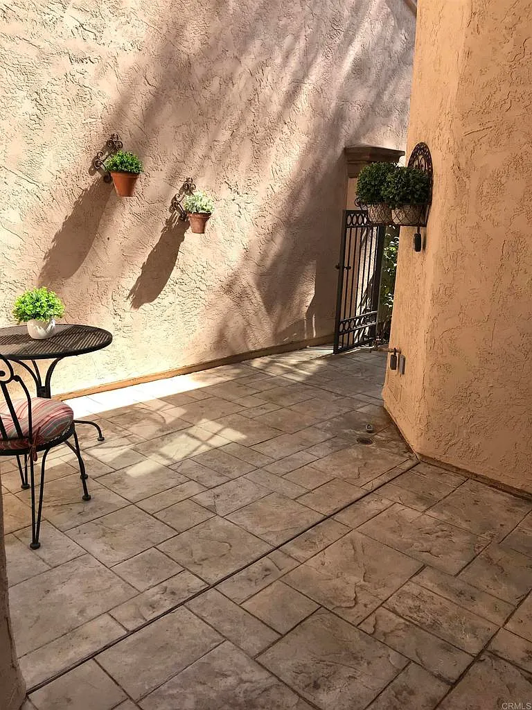 3 bed, 2.5 bath, 2129 sqft, $6,500 — Photo 2
