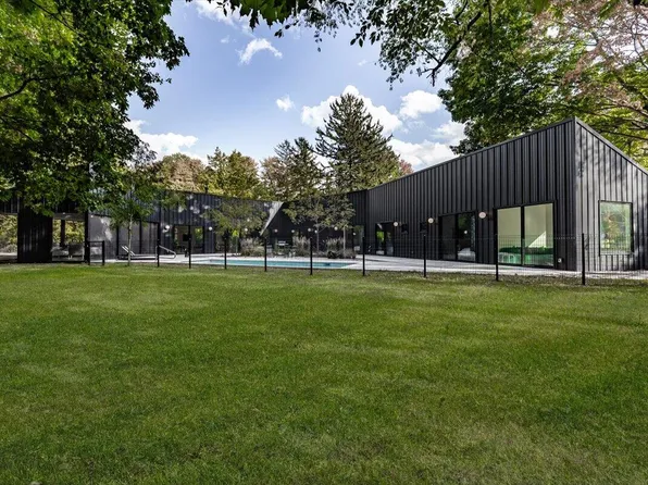 13892 Rea Ave, Harbert, MI 49115