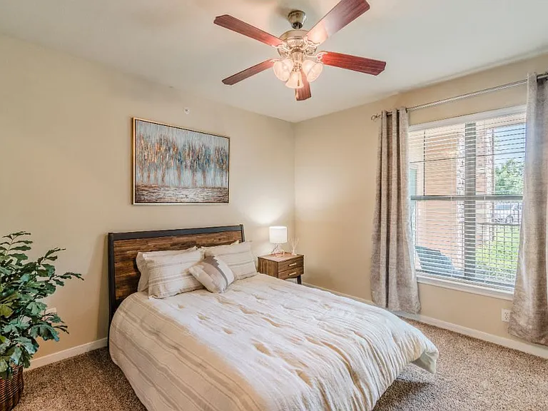 Hunter's Cove Apartments — Photo 9