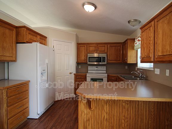 3rd image of 3028 Jackie Ct